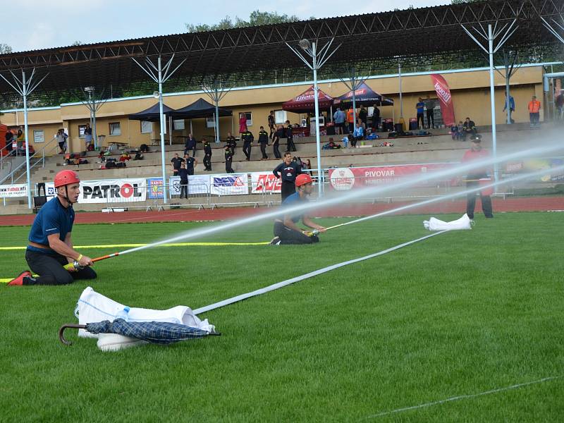 Z krajské soutěže v požárním sportu profesionálních a dobrovolných hasičů na stadionu Olympia v Kutné Hoře.