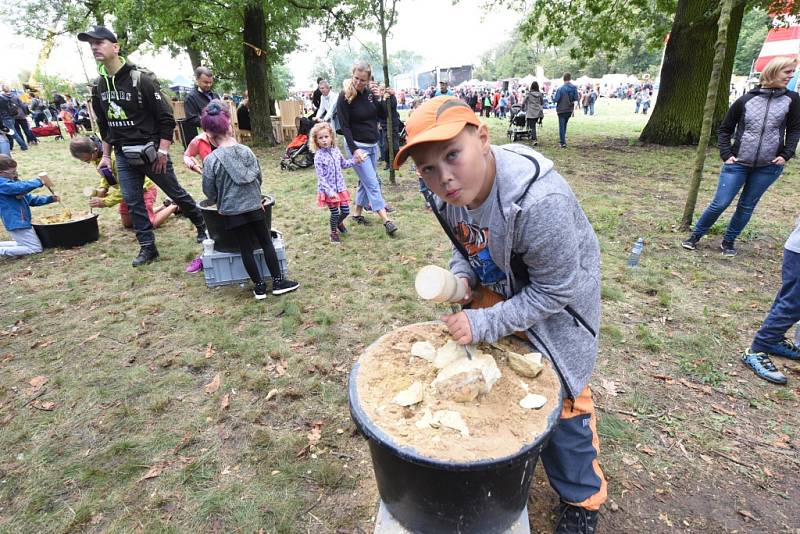 Kefír tradičně bavil spoustou atrakcí, tou největší byli Kašpárek a Bozzookas.