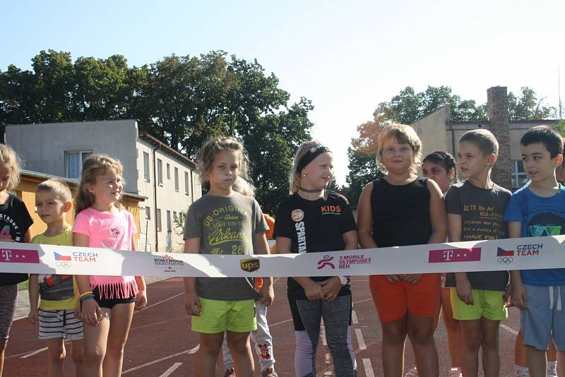 Z T-Mobile Olympijského běhu v podání žáků Základní školy Žižkov v Kutné Hoře.