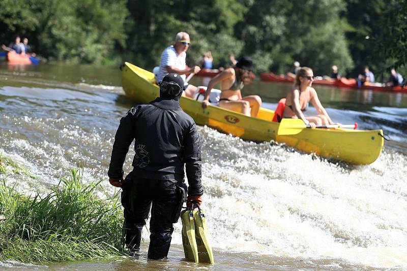 Policejní pátrání po dvou pohřešovaných mladících u jezu na řece Sázavě mezi Otryby a Soběšínem.