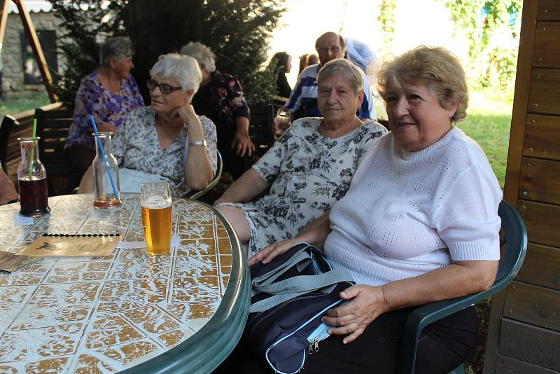 V kutnohorském parku U Tří pávů zazpíval a zahrál Oldřich Drahorád.