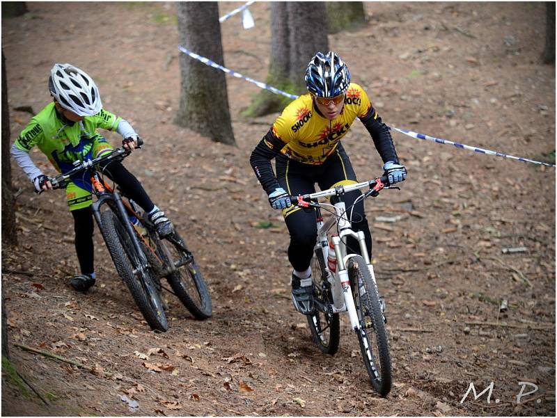 Trénink kutnohorské cyklistické stáje KH Tour Cycling Team pod kaňkovskou rozhlednou, 27. října 2013.