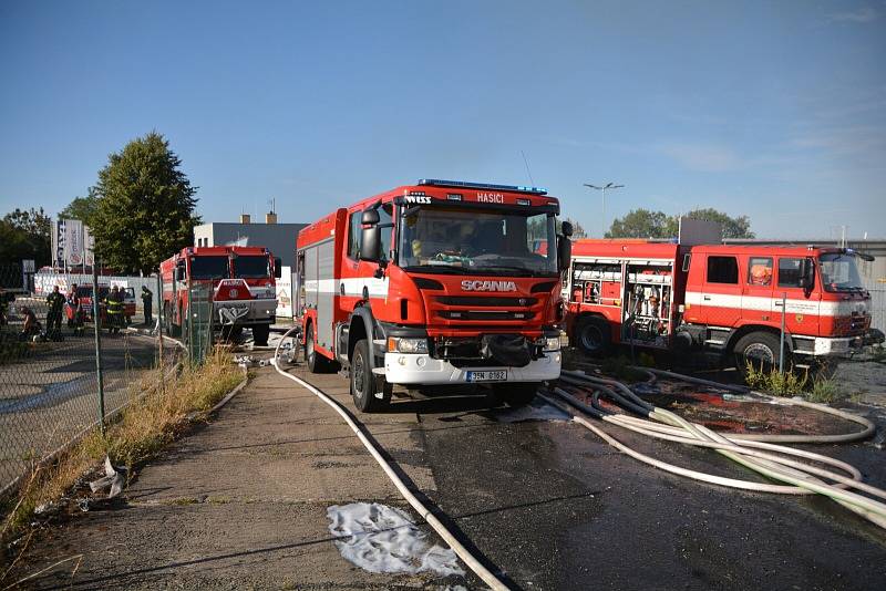 Rozsáhlý požár v Kutné Hoře si vyžádal vysoké nasazení hasičů.