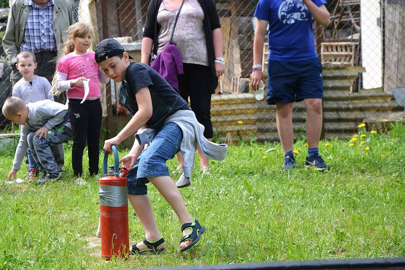 Prohlídka hasičské zbrojnice přilákala mnoho zájemců.