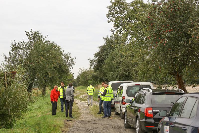 Z ukázky úpravy povrchu vozovky, pokládání takzvaného mikrokoberce.