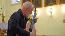 V Číhošťi zahrál kytarový virtuóz Štěpán Rak