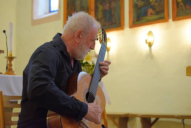 V Číhošťi zahrál kytarový virtuóz Štěpán Rak