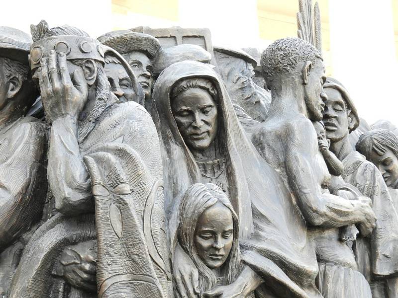 Bronzové sousoší 'Angels Unawares' na Svatopetrském náměstí ve Vatikánu.
