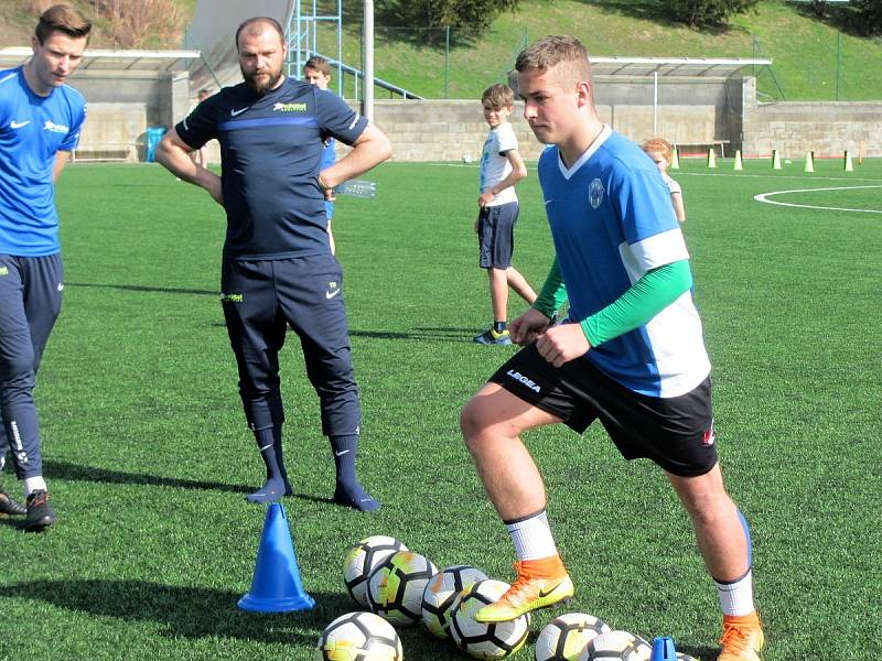 Z testování mladých fotbalistů v Čáslavi za účasti bývalého reprezentanta Tomáše Ujfalušiho.