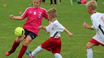 Z fotbalového turnaje mladších přípravek v Tupadlech: FK Čáslav dívky - TJ Star Tupadly 9:1.