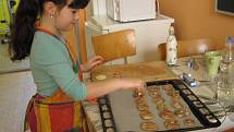 Pečení lentilkových sušenek