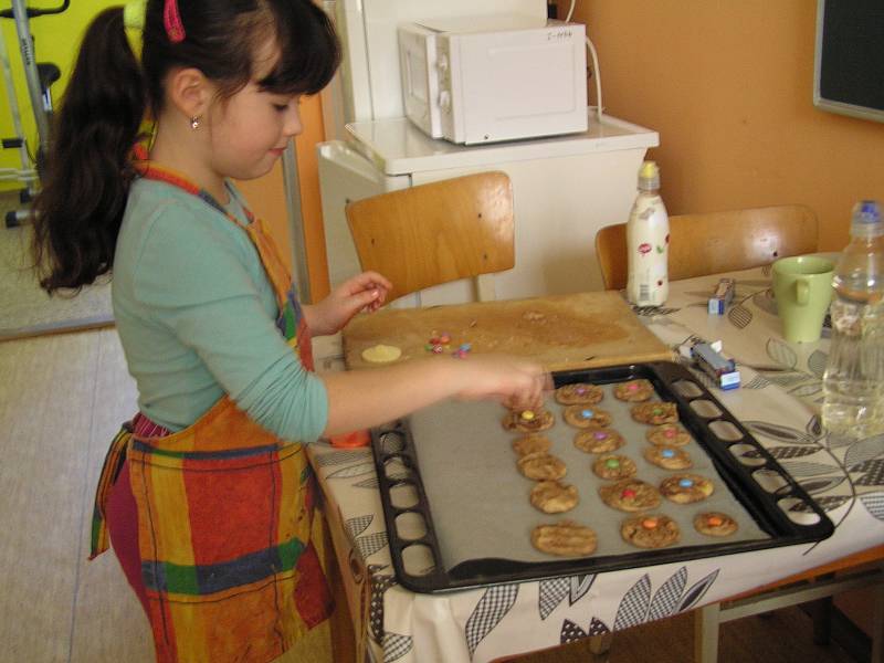 Pečení lentilkových sušenek