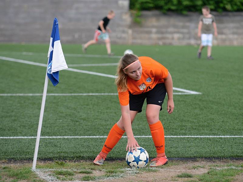 Fotbalistky Čáslavi porazily Hodonín 10:0 a slavily postup do první ligy.