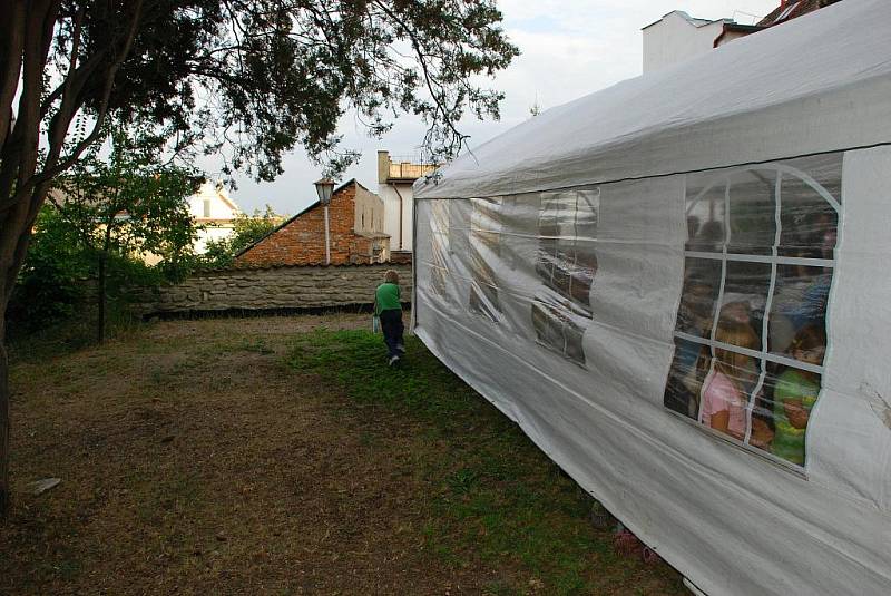 Loutkářské představení v parku U tří pávů v Kutné Hoře.