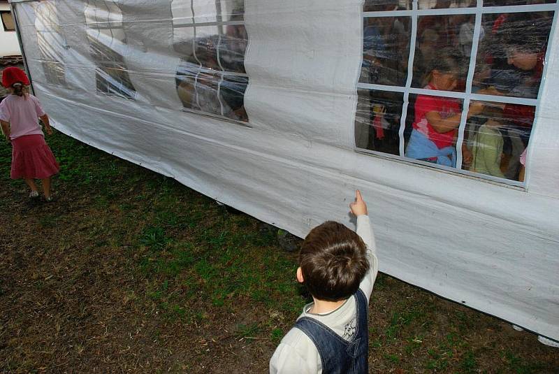 Loutkářské představení v parku U tří pávů v Kutné Hoře.