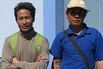 Ta Mla Htto (vlevo) a Thawt Aye se živí jako zaměstnanci města na veřejně prospěšných pracích. Včera byla například jejich úkoolem úprava poškozené dlažby.
