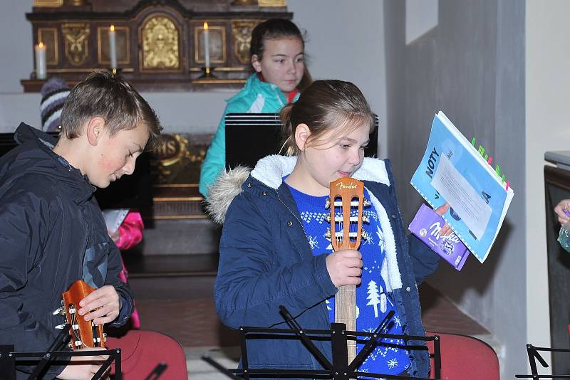 Kostel v Jindicích naplnily tóny vánočních písní.