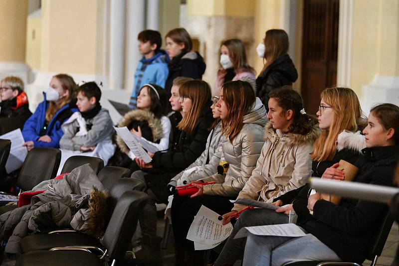 Z adventního koncertu studentů Církevního gymnázia v Kutné Hoře v sedlecké katedrále Nanebevzetí Panny Marie a svatého Jana Křtitele.