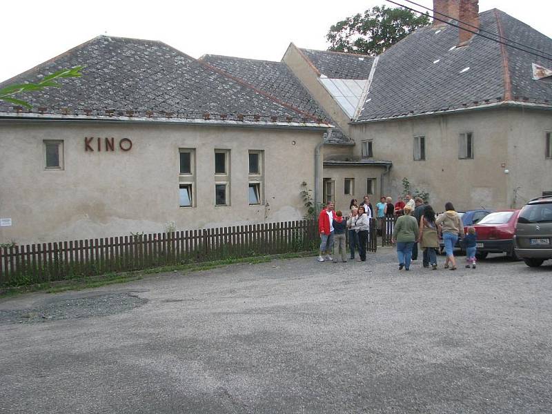 Představení O Bedřišce a Kajetánovi ochotnického spolku Uhlíř v Ratajích nad Sázavou.