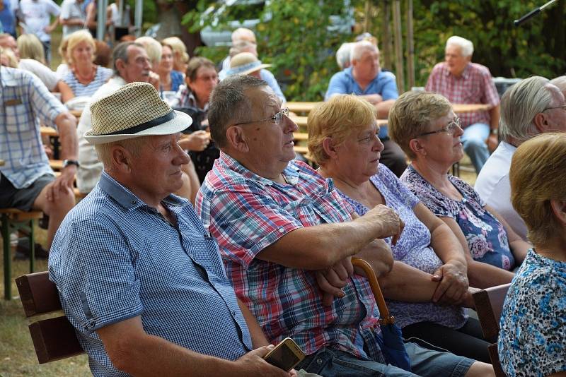 Koncert dechové kapely Křídlovanka hostil zámecký park ve Zruči nad Sázavou.