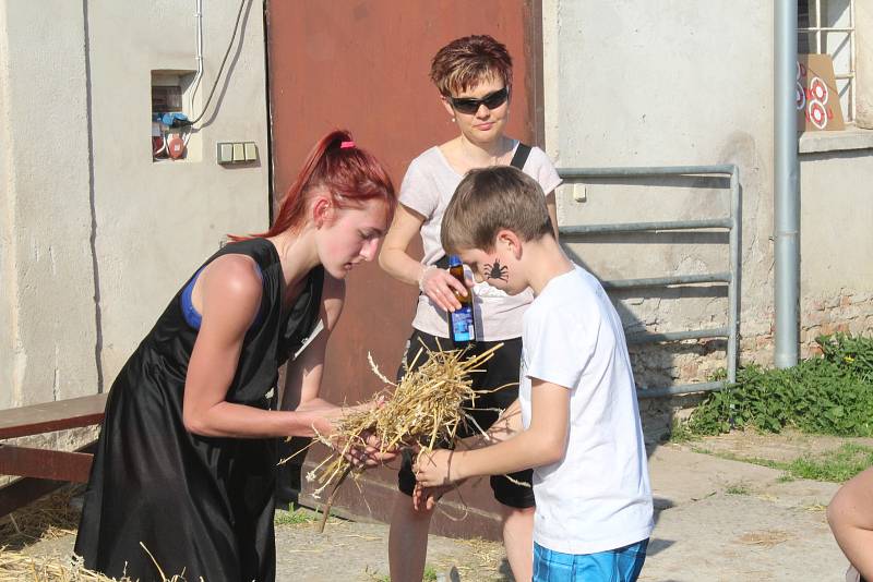 Čarodějnice nanečisto na statku sdružení pro hipoterapii Dítě a kůň v Miskovicích