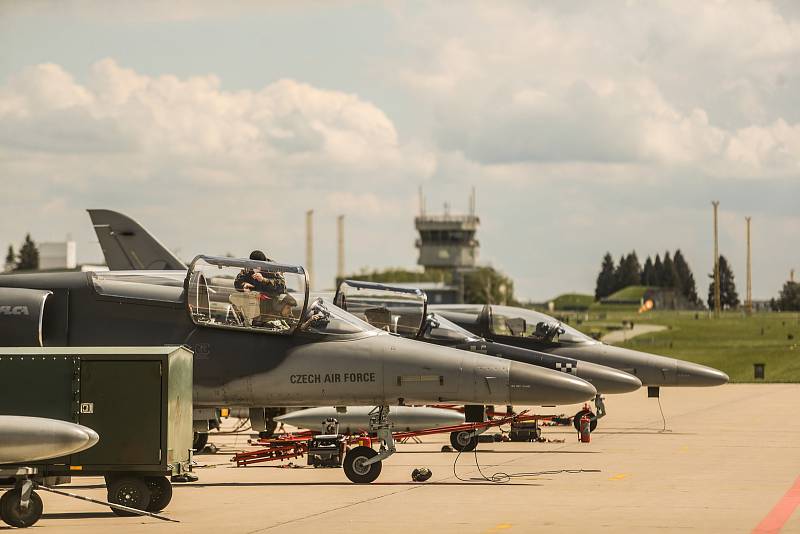 Z úspěšné certifikace display pilotů letounů L-159 ALCA na letišti v Čáslavi.