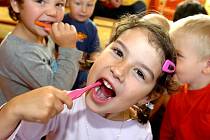 Děti z kutnohorských mateřinek se učily, jak si správně čistit zuby