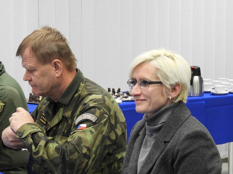 Ministryně obrany Karla Šlechtová navštívila čáslavské letiště .