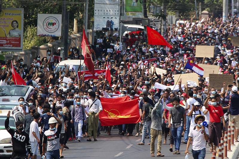 Desetitisíce lidí 7. února 2021 demonstrovaly v Rangúnu proti vojenskému převratu v Barmě a proti zadržování zvolené vůdkyně civilní vlády Do Aun Schan Su Ťij.