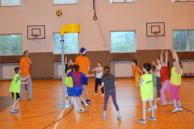 Děti v Čáslavi si vyzkoušely korfbal
