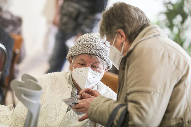 Očkování seniorů vakcínou proti koronaviru v Městské nemocnici v Čáslavi.