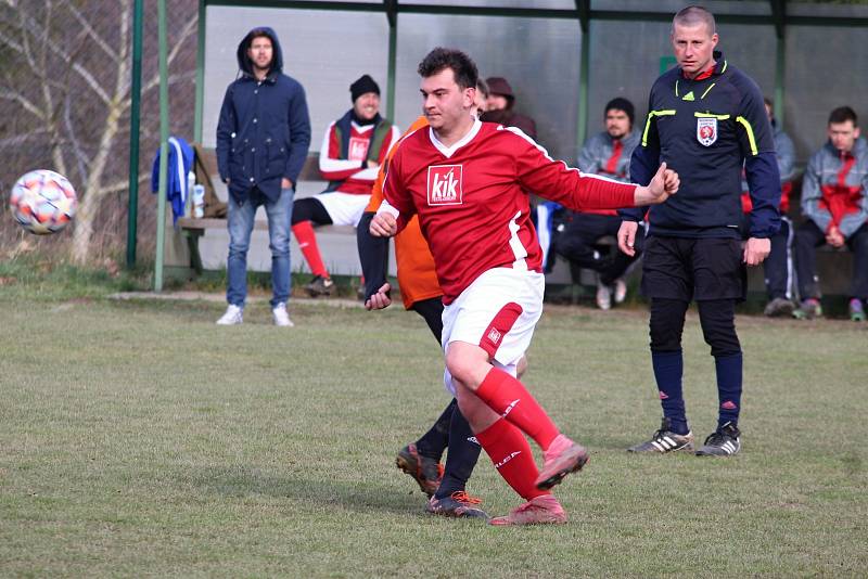 Fotbalová IV. třída, skupina B: SK Zbraslavice B - SK Malešov B 2:4 (0:2).