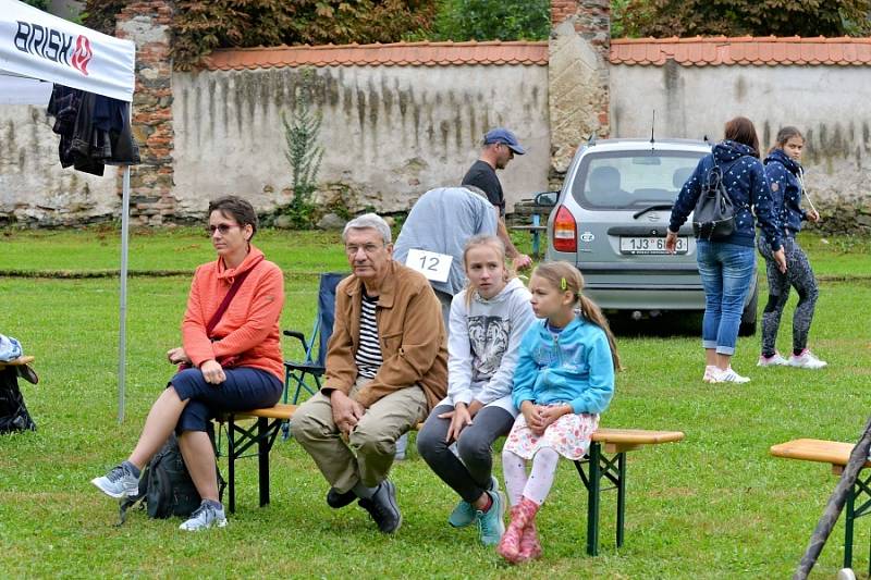 Finále českého poháru v hodu oboustrannou sekerou "Česká sekera" se konalo v sobotu na hřišti u ratajského zámku.