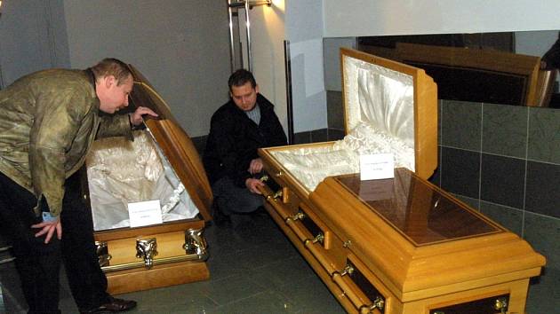 Samotná rakev je významnou položkou ve finančním „rozpočtu“, potřebném pro zajištění pohřebního obřadu.