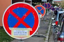 Fotka, která pobavila internet. V pondělí 11. dubna 2022 se v Puškinské ulici v Kutné Hoře objevila řada za sebou jdoucích značek se zákazem zastavení.