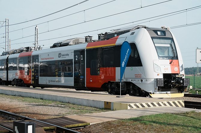 Výbor pro dopravu Středočeského kraje v čele s hejtmankou Petrou Peckovou si prohlédl jednu z dokončených elektrických jednotek řady 640.2 PID RegioPanter.
