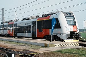 Výbor pro dopravu Středočeského kraje v čele s hejtmankou Petrou Peckovou si prohlédl jednu z dokončených elektrických jednotek řady 640.2 PID RegioPanter.