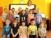 Prvňáčci ze Suchdola s třídní učitelkou Hanou Kopečkovou ve školním roce 2019/2020.