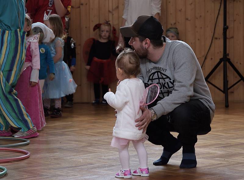 Dětský karneval v režii Rodinného centra Setkání ve Zruči nad Sázavou.