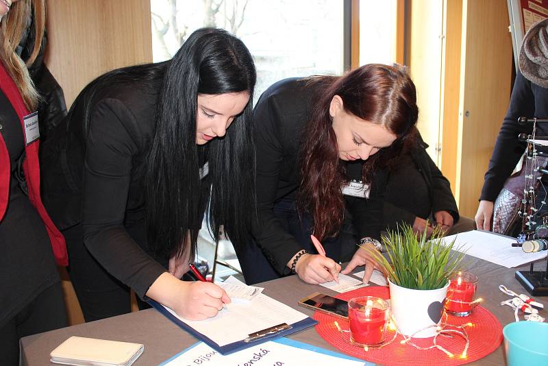 Studenti nabízeli své výrobky a služby na Veletrhu fiktivních firem.