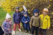 Z velikonoční 'Zajíčkovy stezky' na zahradě Mateřské školy U Sluníčka v Kutné Hoře.