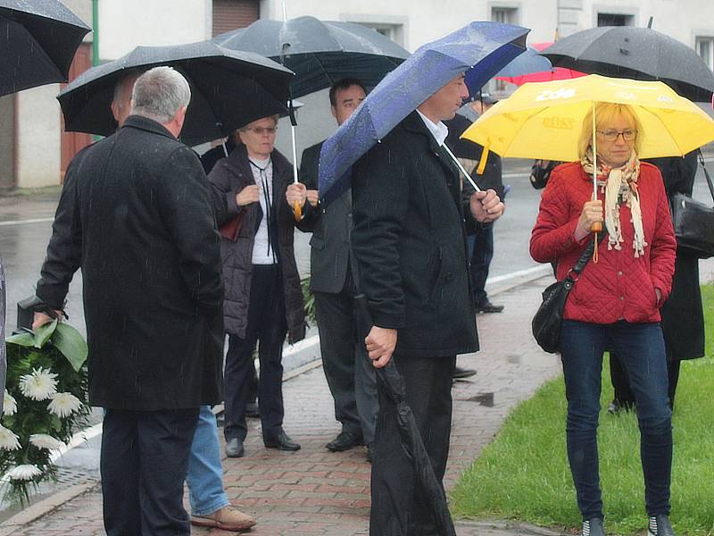 Lékaři ve Žlebech symbolicky pohřbili české ambulantní lékařství.