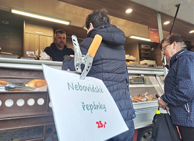 Pojízdné pekařství manželů Matějkových před Poliklinikou v Kutné Hoře