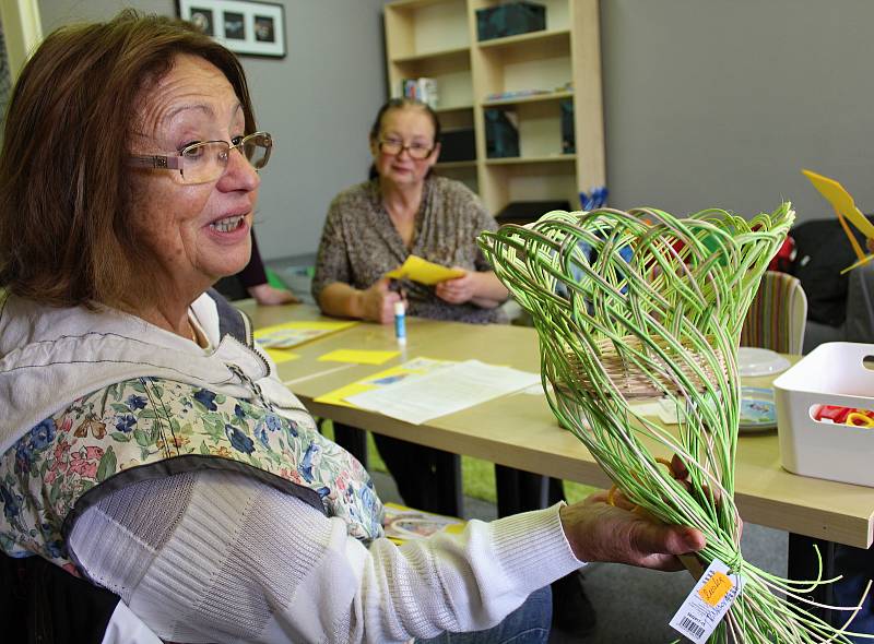 Seniorky si vyrobily v kutnohorské knihovně betlém.