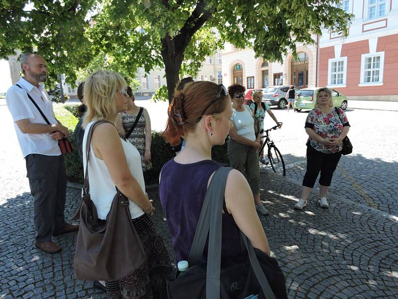 „Klub rodáků a přátel města Čáslavě“ zopakoval procházku s výkladem Horskou ulicí na Pražské předměstí. 