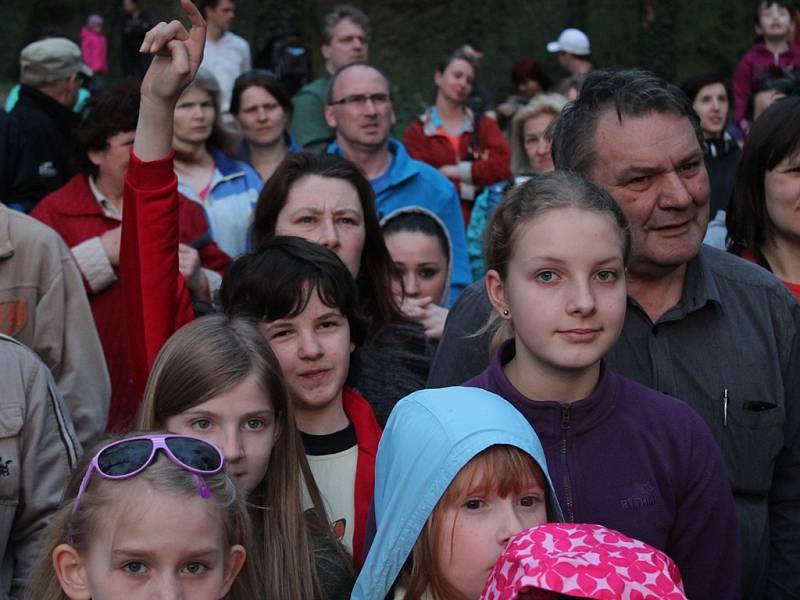 Vypouštění netopýrů v Čáslavi v lesoparku u stadionu Vodranty 3. dubna 2014