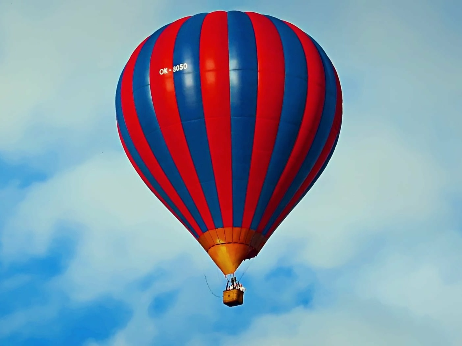 OBRAZEM: Nad Kutnou Horou přeletěl balón. Fotograf zachytil tváře pasažérů  - Kutnohorský deník