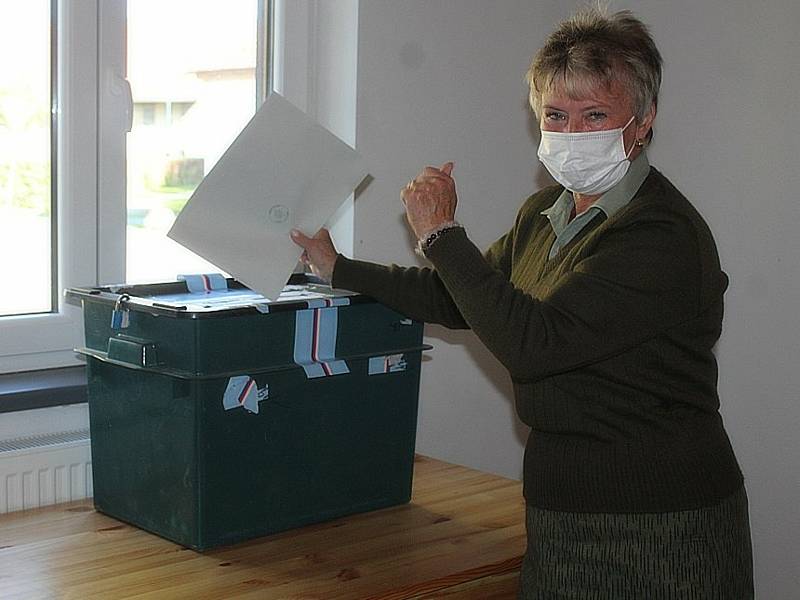Parlamentní volby v hasičské zbrojnici v Neškaredicích.