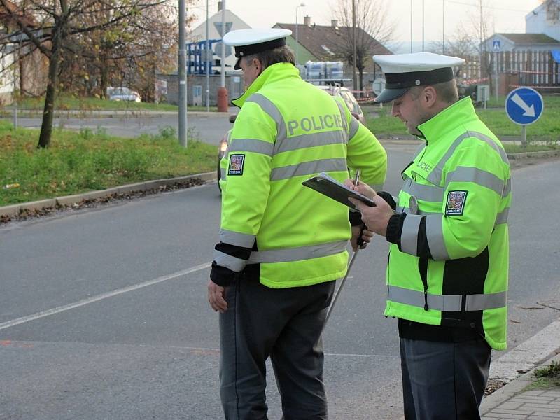 Vyšetřování dopravní nehody v těsné blízkosti přechodu pro chodce u kruhového objezdu na Kaňku.