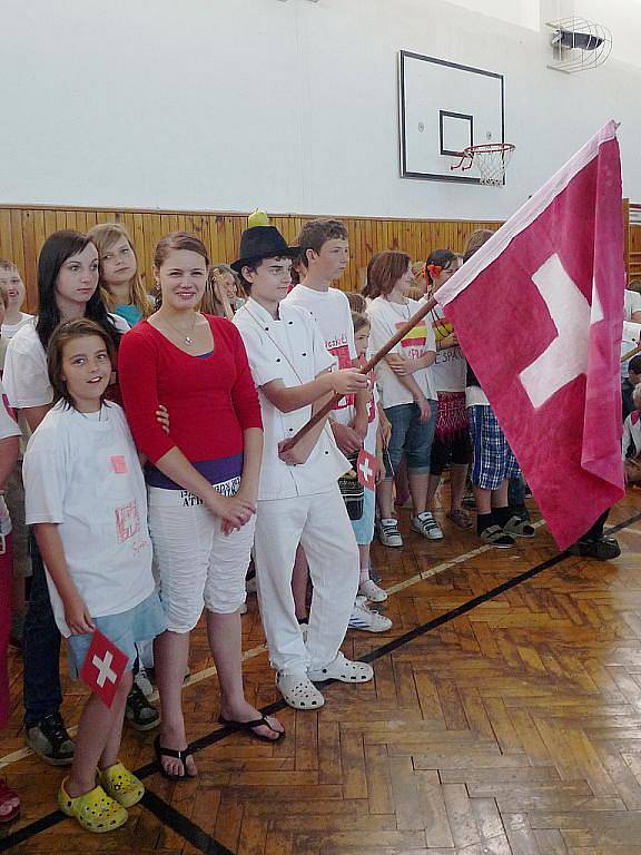 Švýcarský tým se svým vlajkonošem.